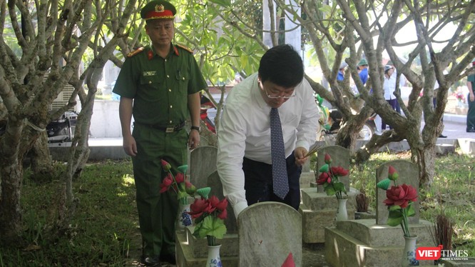 Đoàn thắp hương tại phần mộ các liệt sĩ đang an nghỉ tại Nghĩa trang liệt sĩ quốc tế Việt - Lào.