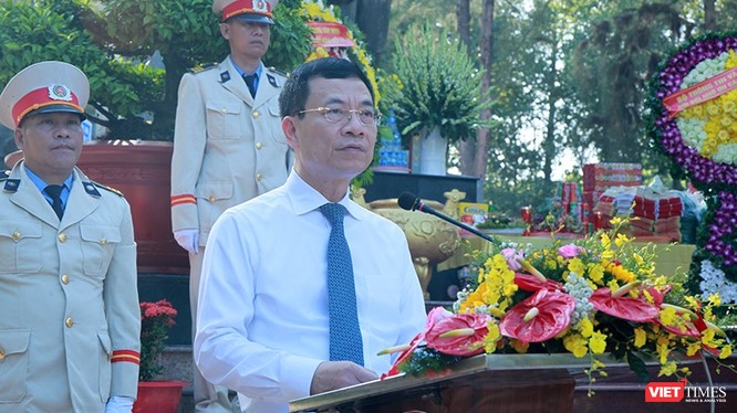 "Những đóng góp của các anh hùng, liệt sỹ sẽ mãi mãi ghi vào trang sử vàng oanh liệt của dân tộc", Bộ trưởng Nguyễn Mạnh Hùng phát biểu tại lễ tưởng niệm. 