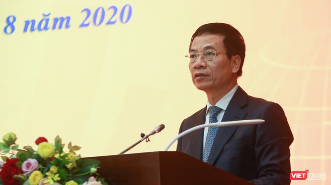 Bộ trưởng Bộ Thông tin và Truyền thông Nguyễn Mạnh Hùng phát biểu tại họp báo.