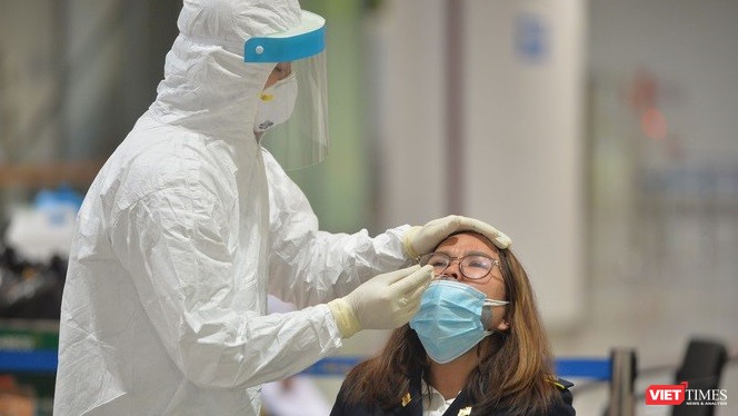 Nhân viên y tế lấy mẫu bệnh phẩm ở sân bay (Ảnh: Hoàng Anh) 