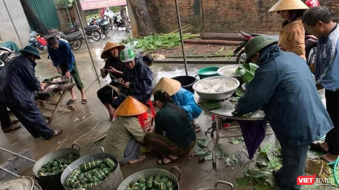 Nhiều nơi ở Nghệ An đang gói bánh chưng gửi vào bà con vùng lũ.