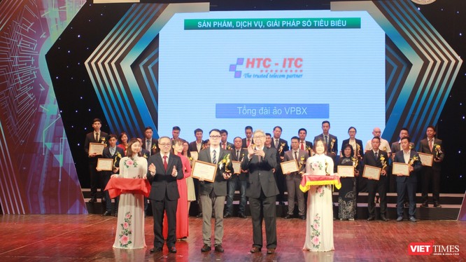 Đại diện HTC-ITC nhận Cúp và chứng nhận dịch vụ Chuyển đổi số xuất sắc từ tay GS. TSKH Đặng Vũ Minh – Chủ tịch Liên hiệp các Hội Khoa học và Kỹ thuật Việt Nam và TS. Phan Tâm – Thứ trưởng Bộ Thông tin và Truyền thông.