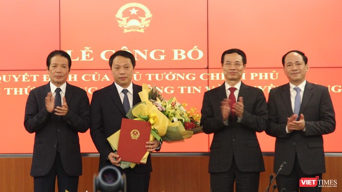 Bộ trưởng Nguyễn Mạnh Hùng và Ban lãnh đạo Bộ TT&TT chúc mừng tân Thứ trưởng Nguyễn Huy Dũng. Ảnh: Thu Hương.