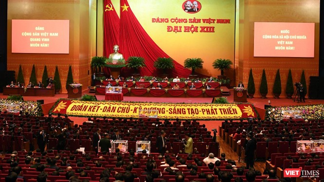 Các đại biểu Đại hội Đảng khoá XIII tiến hành bỏ phiếu bầu Ban chấp hành Trung ương vào chiều ngày 30/1 và kết quả được công bố vào tối muộn cùng ngày. 