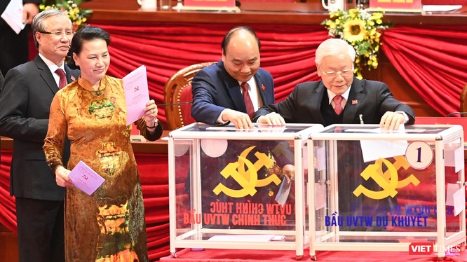 Lãnh đạo Đảng, Nhà nước tham gia bỏ phiếu bầu Ban Chấp hành Trung ương Đảng khoá XIII. Ảnh: Trọng Hải.