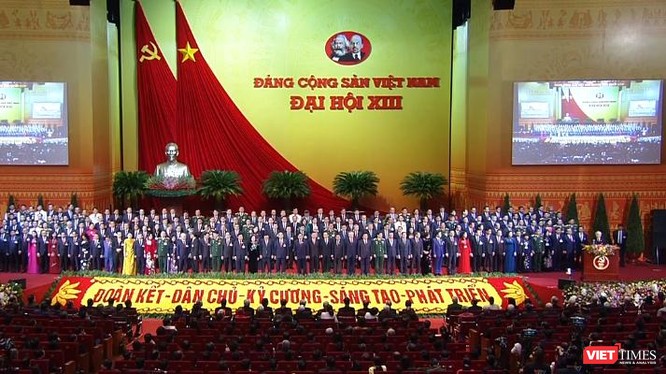 Ban Chấp hành Trung ương khóa XIII ra mắt Đại hội tại phiên bế mạc Đại hội Đảng lần thứ XIII, sáng 1/2.