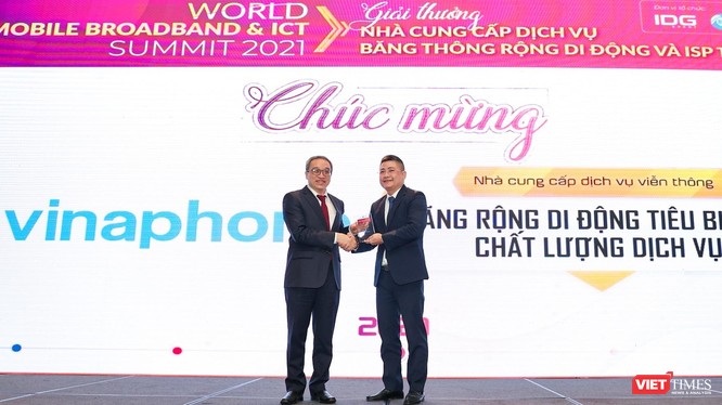 Ông Phan Tâm - Thứ trưởng Bộ TT&TT trao danh hiệu đơn vị tiêu biểu về Chất lượng Dịch vụ Băng thông rộng Di động tại Việt Nam cho ông Đặng Thanh Hưng - Giám đốc Trung tâm CNTT, VNPT Vinaphone.