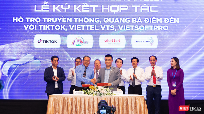 TikTok và Sở Du lịch Thừa Thiên Huế thực hiện ký kết.