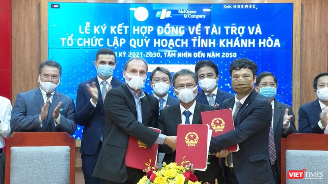 Lễ ký kiết giữa Sở Kế hoạch và Đầu tư Khánh Hòa cùng Công ty McKinsey Việt Nam và FPT nhằm ứng dụng công nghệ để khai thác hiệu quả các tiềm năng.