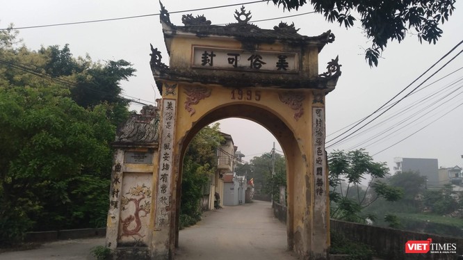 Cổng làng Khúc Thủy - ngôi làng nhỏ từ hơn ngàn năm trước là Trang Khúc Thủy với dinh thự của vua, quan và từng là ngôi làng giàu có một thời.