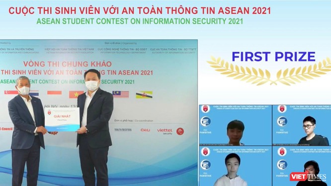 Thứ trưởng Bộ TT&TT Nguyễn Huy Dũng và Chủ tịch VNISA Nguyễn Thành Hưng trao giải Nhất cho đội Pawsitive - Đại học Công nghệ, Đại học Quốc gia Hà Nội.