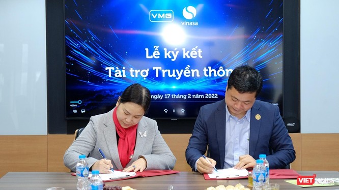Bà Nguyễn Thị Thu Giang - Phó Chủ tịch kiêm Tổng thư ký VINASA cùng ông Trần Bình Dương - Tổng Giám đốc VMG tại buổi ký thỏa thuận hợp tác.