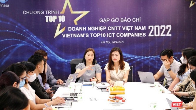 Bà Nguyễn Thị Thu Giang, Phó Chủ tịch kiêm Tổng thư ký VINASA chia sẻ với báo chí về chương trình "Top 10 doanh nghiệp CNTT Việt Nam" năm 2022.