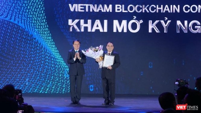Ông Vũ Chiến Thắng - Thứ trưởng Bộ Nội vụ - trao quyết định thành lập Hiệp hội Blockchain Việt Nam cho ông Hoàng Văn Huây - Chủ tịch Hiệp Blockchain Việt Nam.