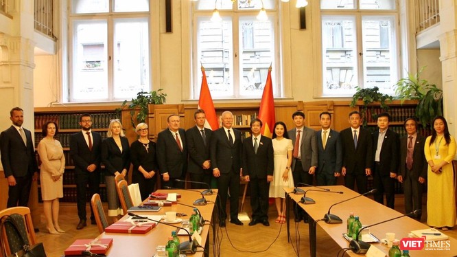 Các đại biểu tham gia buổi làm việc của Bộ trưởng Bộ Giáo dục và Đào tạo Việt Nam và Bộ trưởng Bộ Văn hóa và Đổi mới Hungary (ngày 28/6).
