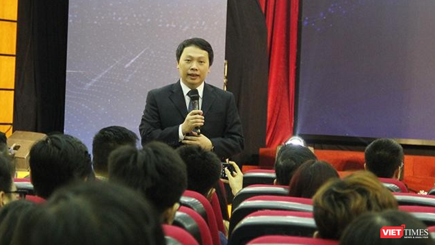 Thứ trưởng Bộ TT&TT Nguyễn Huy Dũng trao đổi tại lễ công bố cuộc thi Tìm kiếm giải pháp Chuyển đổi số Quốc gia 2022.