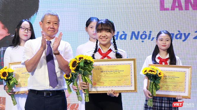 Thứ trưởng Bộ TT&TT Nguyễn Thành Hưng trao Giải Nhất cho em Phan Hoàng Phương Nhi.