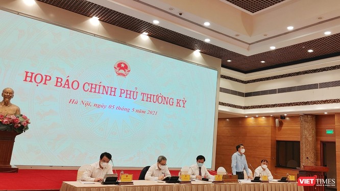 Thứ trưởng Bộ Y tế Trần Văn Thuấn phát biểu tại họp báo.