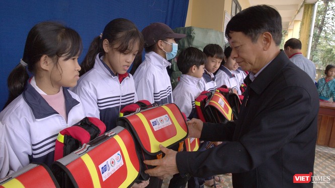 Ông Nguyễn Khả Dân - Phó Bí thư Thường trực Đảng ủy Tổng công ty VTC - trao Cặp cứu sinh cho học sinh trường TH-THCS Hải Hưng.