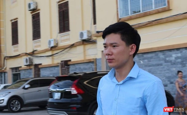 Hoàng Công Lương rời khỏi phòng xét xử sau khi kết thúc ngày thứ nhất của phiên phúc thẩm. 