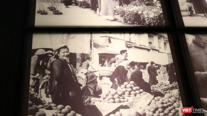 Một bức ảnh được trung bày tại triển lãm"Gánh hàng rong và những tiếng rao trên đường phố Hà Nội". Ảnh: Minh Thúy