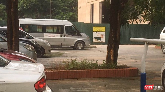 Xe chở học sinh tại bãi đỗ xe của ký túc xá Học viện Báo chí và Tuyên truyền. Ảnh: Minh Thúy
