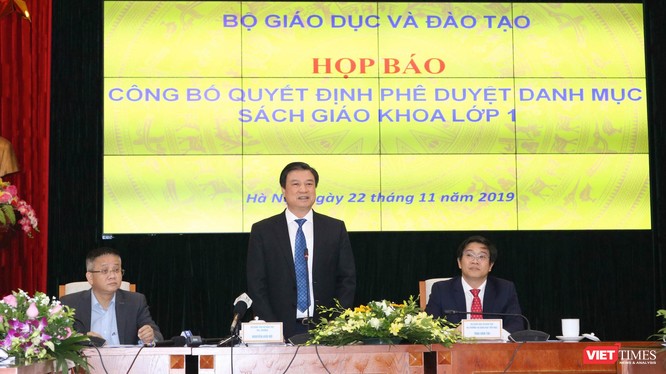 Thứ trưởng Bộ GD&ĐT Nguyễn Hữu Độ phát biểu tại cuộc họp