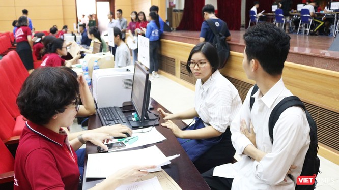Sinh viên làm thủ tục nhập học tại Trường Đại học Y Hà Nội 