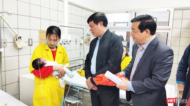 Thứ trưởng Bộ Y tế Đỗ Xuân Tuyên thăm hỏi động viên bệnh nhân tại Bệnh viện Bạch Mai. Ảnh: Minh Thúy 