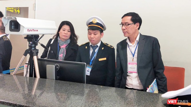 Ông Đặng Quang Tấn – Phó Cục trưởng Cục Y tế dự phòng, Bộ Y tế kiểm tra công tác phòng chống dịch bệnh tại sân bay. Ảnh: Minh Thúy