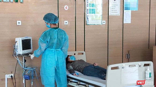 Bác sĩ thăm khám cho bệnh nhân tại Bệnh viện Bệnh Nhiêt đới Trung ương (Đông Anh, Hà Nội). Ảnh: Minh Thúy 