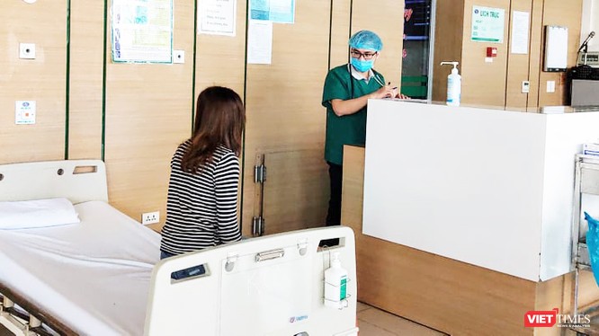 Bác sĩ thăm hỏi tình hình sức khỏe bệnh nhân tại Bệnh viện Bệnh Nhiệt đới Trung ương cơ sở 2 (Đông Anh, Kim Chung, Hà Nội). Ảnh: Minh Thúy 