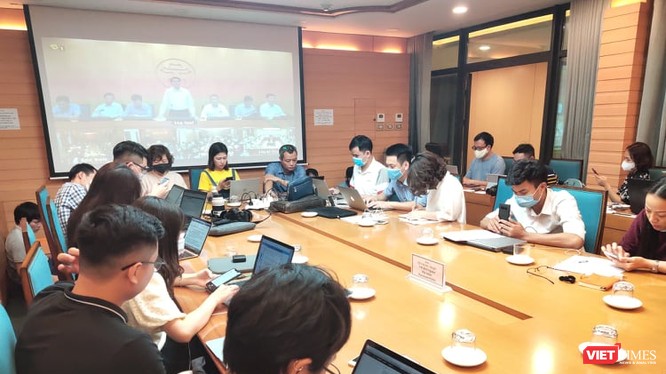 Báo chí dự họp Ban Chỉ đạo phòng, chống COVID-19 tại UBND TP. Hà Nội. Ảnh: Minh Thúy 