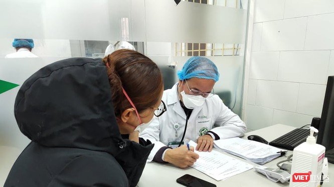 Bác sĩ thăm khám cho bệnh nhân tại Bệnh viện Bạch Mai. Ảnh: Minh Thúy 