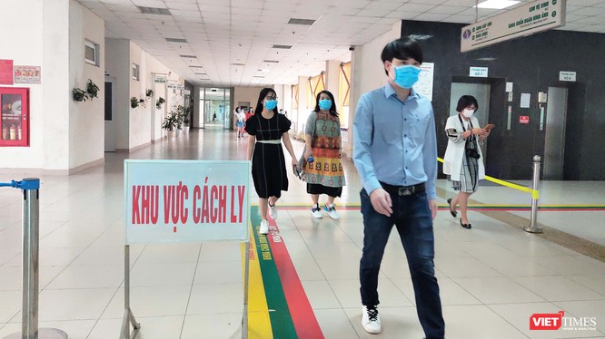 30 công dân về từ Vũ Hán trong ngày xuất viện tại Bệnh viện Bệnh Nhiệt đới Trung ương cơ sở 2. Ảnh: Minh Thúy 