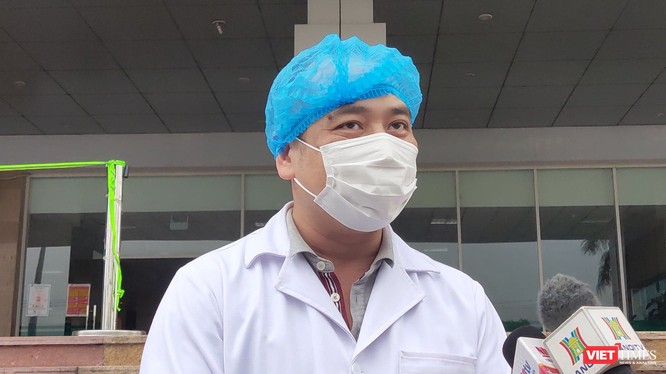 ThS. BS. Nguyễn Trung Cấp – Trưởng khoa Cấp cứu, Bệnh viện Bệnh Nhiệt đới Trung ương cơ sở 2. Ảnh: Minh Thúy