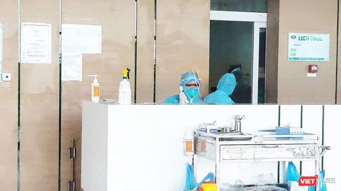 Bác sĩ trực cấp cứu ở Bệnh viện Bệnh Nhiệt đới Trung ương (Ảnh - Minh Thuý) 