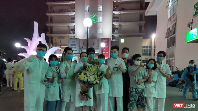 Các bác sĩ tại Bệnh viện Bạch Mai vui mừng khi Bệnh viện hết phong tỏa. Ảnh: Minh Thúy