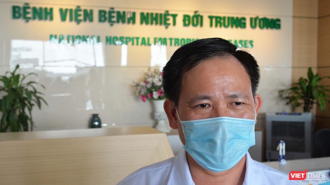 BS. Trần Duy Hưng - Trưởng khoa Nhiễm khuẩn tổng hợp, Bệnh viện Bệnh Nhiệt đới Trung ương cơ sở 2. Ảnh: Hoàng Anh 