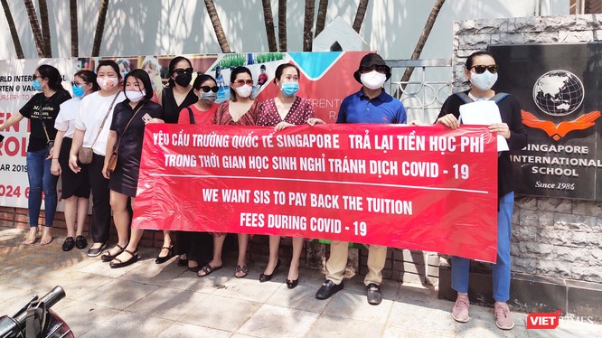 Phụ huynh đứng giữa trưa nóng đòi Trường Quốc tế Singapore trả tiền học phí. Ảnh: Minh Thúy 