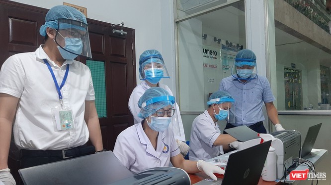 Nhân viên y tế lấy mẫu xét nghiệm tại nhà ga Sài Gòn. Ảnh: Nguyễn Trăm 