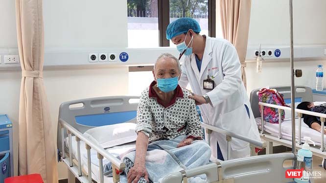 BS. CKII Nguyễn Đặng Khiêm thăm khám cho bệnh nhân tại khoa Cấp cứu, Bệnh viện Hữu Nghị. Ảnh: Minh Thúy 