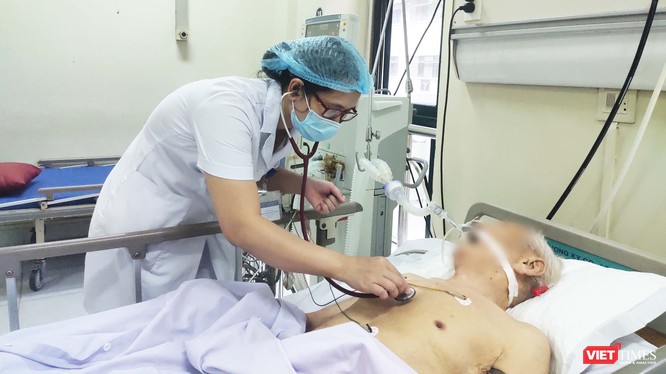 BS. Hoàng Thị Thanh Thúy chăm sóc cho bệnh nhân 90 tuổi phải thở máy, có iền sử tăng huyết áp, đái tháo đường. Ảnh: Minh Thúy 