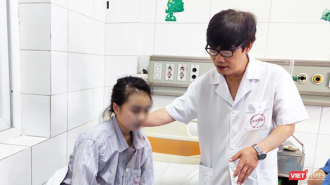 PGS. TS. Bùi Vũ Huy thăm hỏi tình hình bệnh nhi bị viêm não đang điều trị tại Khoa Nhi, Bệnh viện Bệnh Nhiệt đới Trung ương. Ảnh: Minh Thúy 
