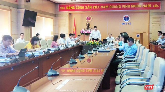 Thứ trưởng bộ Y tế Nguyễn Thanh Long họp với VNPT về ứng dụng công nghệ thông tin trong y tế. Ảnh: Minh Thúy 