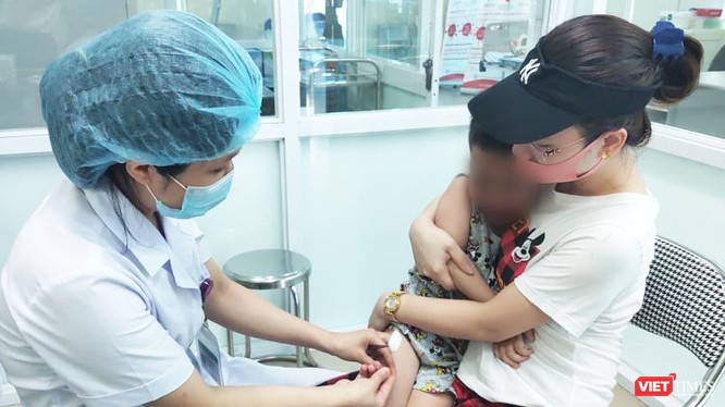 Bác sĩ tiêm vaccine cho trẻ (Ảnh: Minh Thúy) 