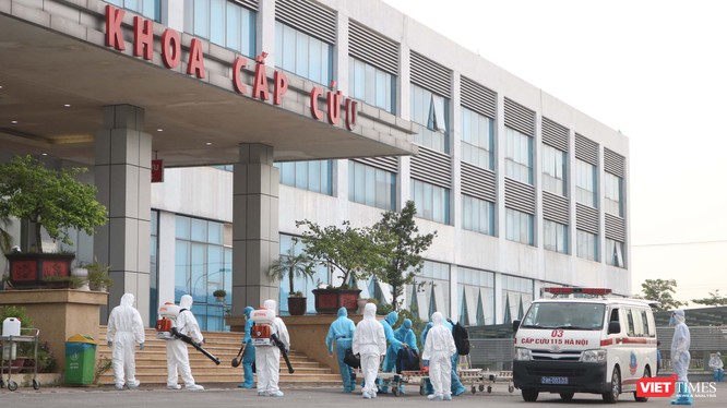 Chiều nay, các công dân Việt Nam từ Guinea Xích đạo đã về Bệnh viện Bệnh Nhiệt đới Trung ương an toàn (Ảnh: Minh Thúy) 