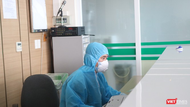 Nhân viên y tế trực cấp cứu tại Bệnh viện Bệnh Nhiệt đới Trung ương (Ảnh: Minh Thúy) 