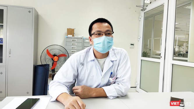 TS. Văn Đình Tráng – Phụ trách Khoa Vi sinh học phân tử, Bệnh viện Bệnh Nhiệt đới Trung ương (Ảnh: Minh Thúy) 