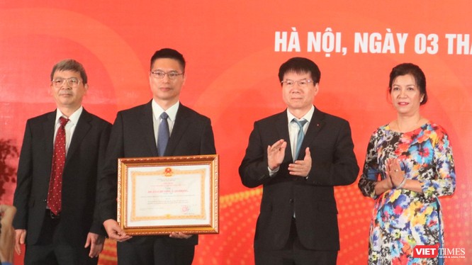 Thứ trưởng Bộ Y tế Trương Quốc Cường trao bằng khen cùng Huân chương Lao động hạng Nhì cho Công ty TNHH MTV Vaccine và Sinh phẩm số 1 (VABIOTECH) (Ảnh: Minh Thuý) 